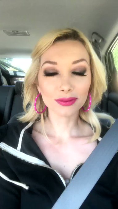 Riding in the car before getting my holes double stuffed for @EvilAngelVideo #gialove https://t.co/9