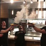 レストランのショーで起きたハプニング!思わず笑ってしまう!