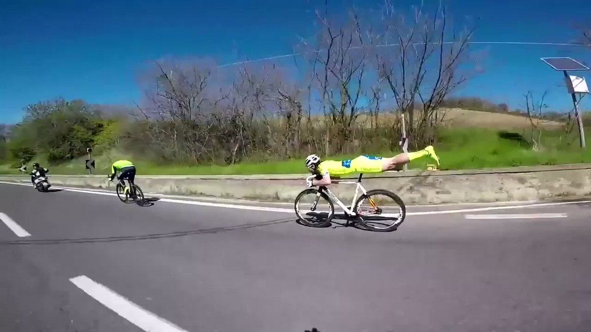 連鎖反応に爆笑！！　自転車をスーパーマン乗りしてみたらこうなったｗｗｗ
