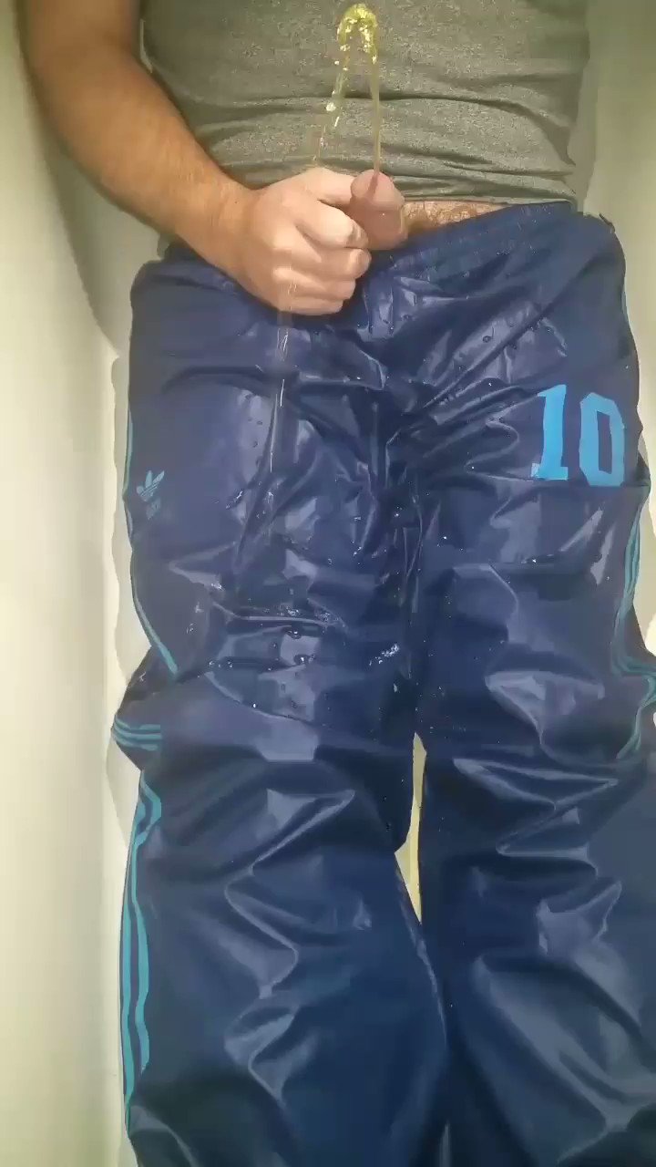 Spunky в Twitter: „I bought a pair of Adidas Cal Surf 10 that were still new with tag so i decided to piss on them before ever removing the tag https://t.co/sOpcgXT7UL“ /