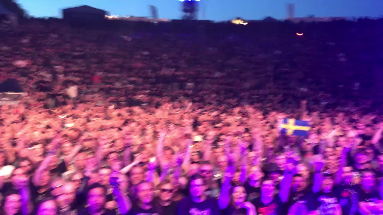 I got the audience to sing happy birthday to klaus Meine  scorpions have a great day biffx 