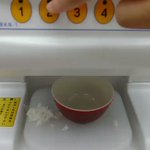 ディストピア飯ｗ東大中央食堂にあるご飯マシーンのよそい方が雑すぎる!