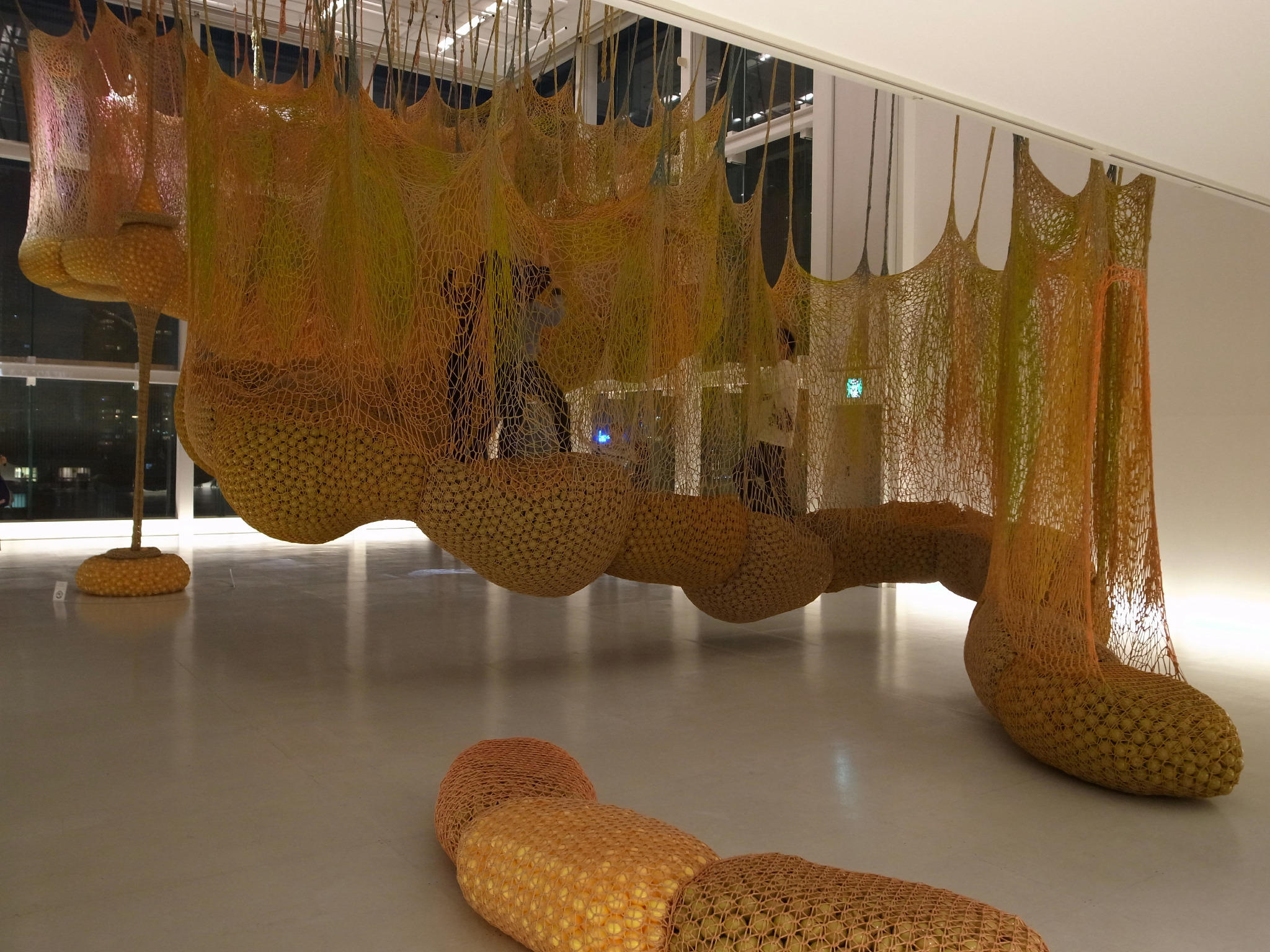 はむぞう エルネスト ネト Madness Is Part Of Life をエスパス ルイ ヴィトンで見た 宙吊りになった作品の中を歩いて 空中を浮遊する感覚を得られる 有機的形態の体験型彫刻 度肝を抜かれた 1 6まで Http T Co Zcwixvgl Twitter
