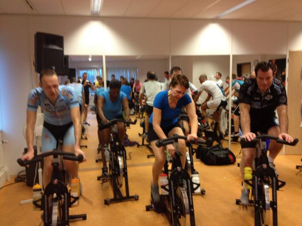 ABCglazenhuis's tweet photo. Zo maar een paar foto's van de spinningmarathon in Glazen Huis Apeldoorn #GHA Deelnemers voor 1 uur tot 6 uur. Klasse! http://t.co/VotdTUv8