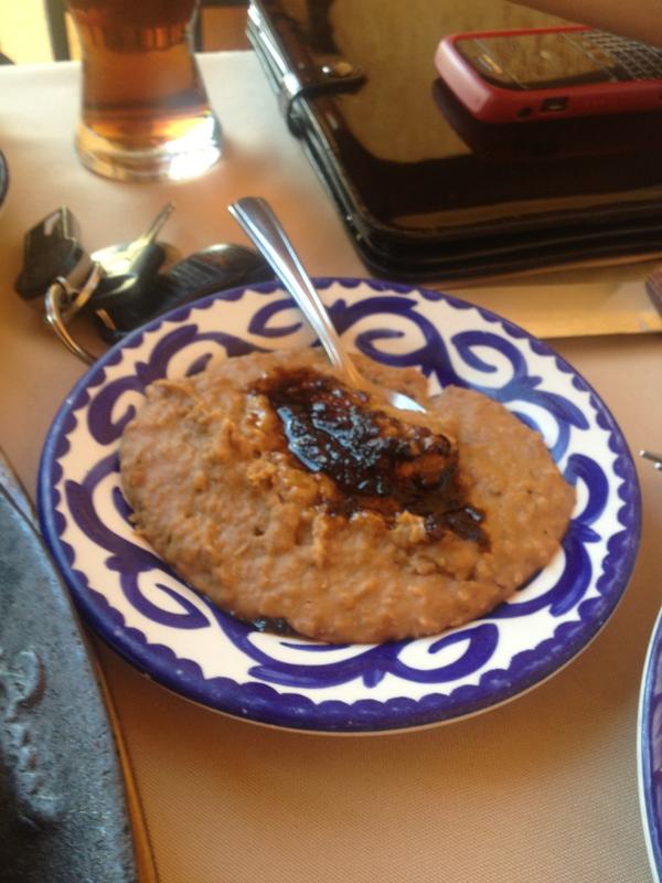 LAURAGII's tweet photo. Que bien me recibe Monterrey... Unos frijolitos con veneno... Agustooooo... http://t.co/9rcMa9ou