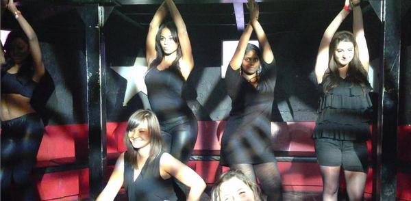 MoveInseec's tweet photo. Les Moveuses en pleine action.. lors du Show à la soirée Xmas, ca donne ca!! Sexy, isn't it?! :) http://t.co/2oEMJaqx