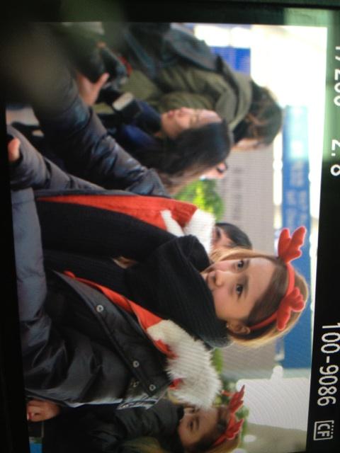 [PIC][24-12-2012]SNSD khởi hành đi Nhật Bản vào sáng nay + 8 thành viên đeo bờm giáng sinh trước sân bay + Sunny vắng mặt vì ốm - Page 6 A-1zQIDCUAIBasi