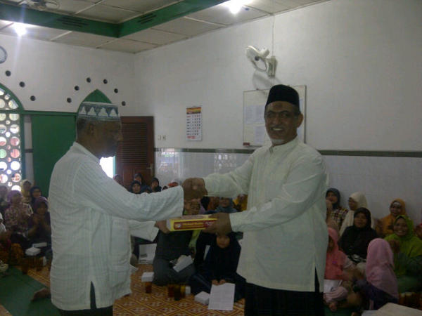 Serah terima bantuan dari APBD Solo u/ masjid Langgar Gading, 18 jt rp