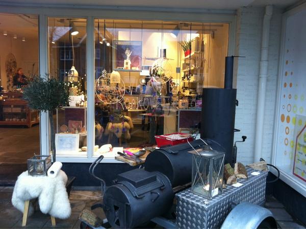 In Bussum voor de winkel van Indisha  lekker met de smoker mmmm.....