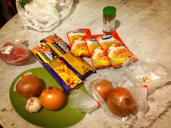 CheersProjects's tweet photo. Christmas Dinner Night at 8 PM RT @bonifacirenanda: Mari masak spagetti!! X Mas dinner bro style!!! :)))) http://t.co/XBKX4w5K