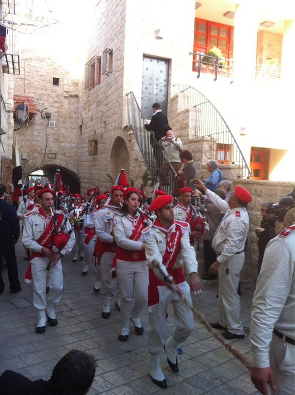 Charles1045's tweet photo. Noel a Bethleem Défilé des scouts http://t.co/rpiezZT1