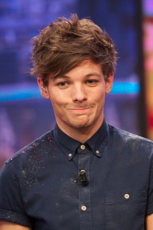 CAPRICHO's tweet photo. Lindo até fazendo caretinha! Todo mundo já deu HAPPY BIRTHDAY para o @Louis_Tomlinson?! Hoje ele faz 21 anos, gente! <3 http://t.co/2wUZBQHG