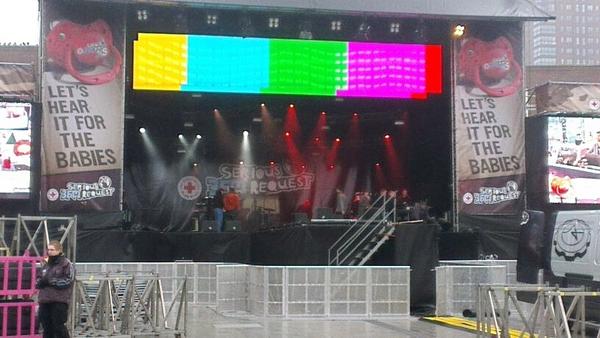 BTSR12's tweet photo. Biesheuvel Techniek Enschede wenst iedereen heel veel plezier bij het SR Slotfeest!! #SR12 #3fm #3FMSR #glazenhuis http://t.co/tGHUYJMT