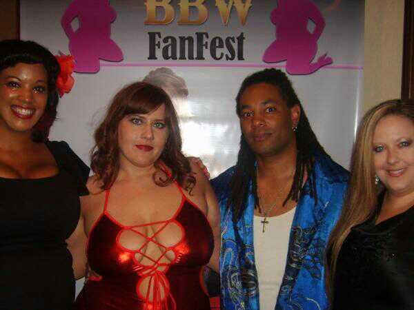 MarkHardstaff69's tweet photo. Sexy Merry Christmas Eve Photo in Order @BettyBlac1 @BeckiButterfly1 @MarkHardstaff69 @worldofmystique http://t.co/sYLI1Gbz