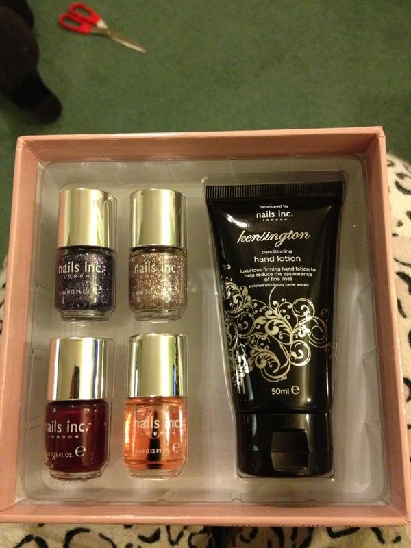 Nailissimo456's tweet photo. @ElleAthena THANK YOU sooo much!!I love my present!!!! You're's was the first christmas present I opened 😘😘 http://t.co/bhgSqbMf