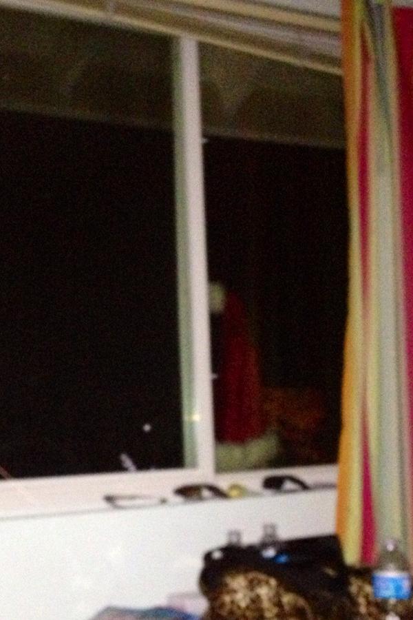 CoachSavMiller's tweet image. Knocking on the glass.. I can see Santa's hat outside my window ..  #ok #reallydad ?