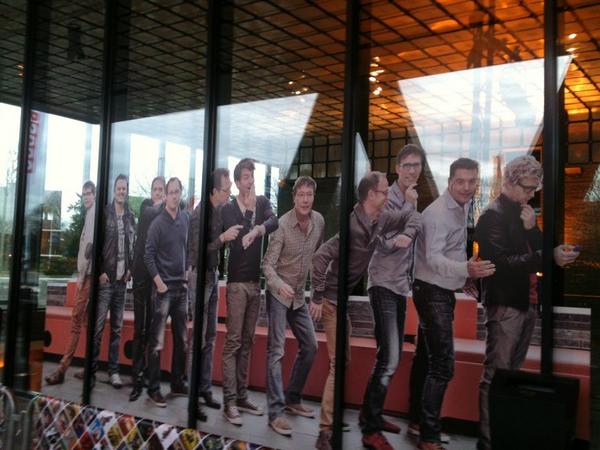 alfredvandewege's tweet image. nog een half uurtje dan begint de #top2000 De dj's staan alvast te wachten tot ze naar binnen mogen (via @kasperkooij)