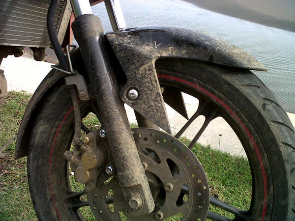 progomoto's tweet photo. 7.Perhatikan bagian meruncing di spatbor depan #newvixion. Siapa yg men desain ini? Looks awful .. http://t.co/qmFqZYdW