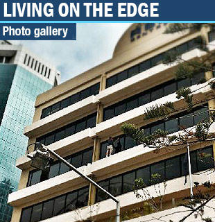 HugoWindowClean's tweet image. Horrified passerby snaps a picture of a window cleaner dangling 17 storeys up without safety gear. goldcoast.com.au/article/2012/1…