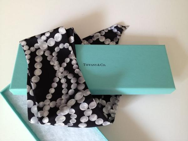 cindylaregia's tweet photo. REGALITO! Acabo de comprar esta mascada #a6meses en Tiffany &amp; Co. de Wall St.! Te gusta? Dale RT y participa! http://t.co/4OZfVbZT