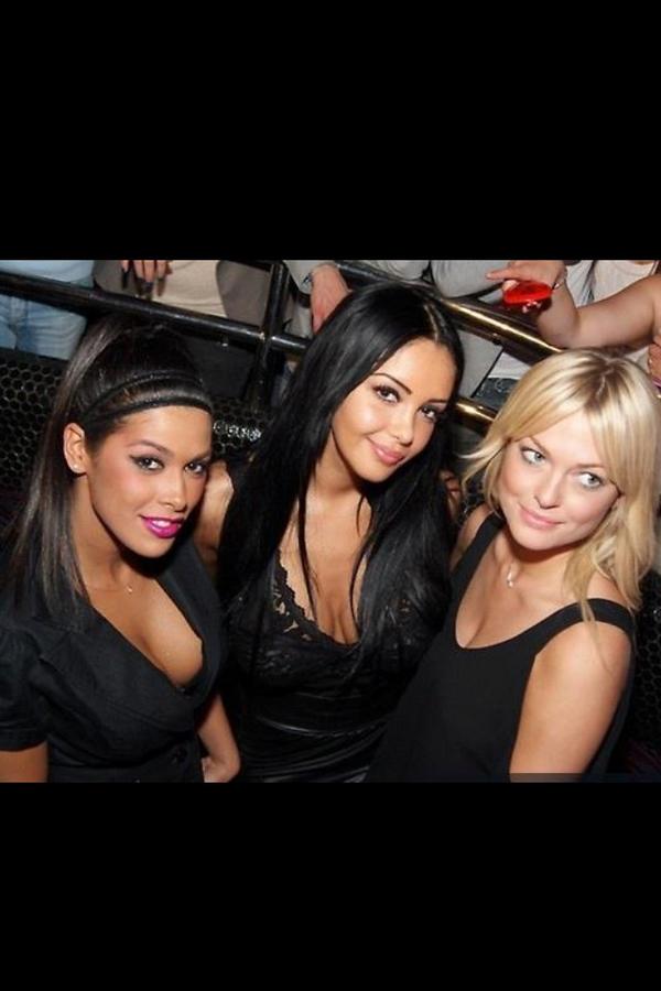 sasadecodeii's tweet photo. Ayem Nabilla Caroline au sete http://t.co/UU4BuPEu