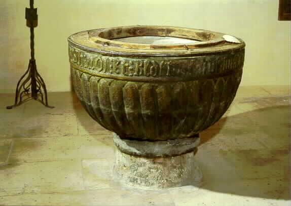 Bellos enclaves de España. Colegiata de Belmonte (Cuenca) "Pila Bautismal".