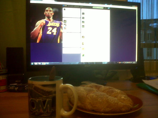 Polska510's tweet image. Goûter time #croissantvannille #chocolatchaud #beforepractice #twitter  #booba #futur #nice