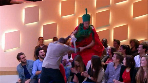linfoduvrai's tweet photo. ALERTE !! Attaque d'une grosse fraise méchante sur le plateau du #LGJ avec @omar_fred !! Tous aux abris ! ;-) #SebThoen http://t.co/9RvZdKm8