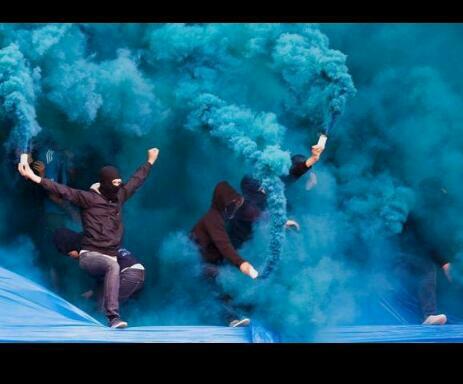 hollandhooligan's tweet photo. Bleu smoke http://t.co/dltrmLEZ