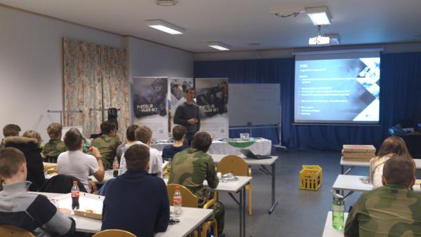 Pizza, brus, snacks og god stemning. #Elevkveld på #Sessvollmoen med <a href="/BFO_BESO/">BESO</a> #Forsvaret.