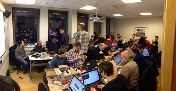 matkar's tweet image. “@joachimhs: Sånn ser det ut når #javaBin holder @raspberryPi hacke workshop :) http://t.co/Lzb8Ywmq”