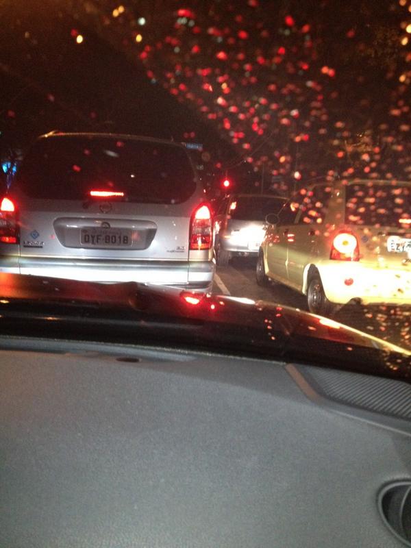 Preso no transito desde as 19hr..mas não tem problema não,meu time foi campeão ontem mesmo rsrs..tudo é festa