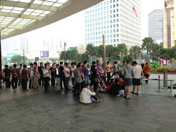 robert_at's tweet image. Siapa bilang indonesia krisis, nih pagi2 pada rela antri demi hape 8jutaan 😜 #ip5 #sency