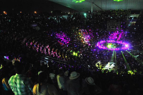 Lleno total la noche del 7 de Dic en Colima. <a href="/jennirivera/">Jenni Rivera</a> de ahi partio a Monterrey, El ultimo palenque de su vida.