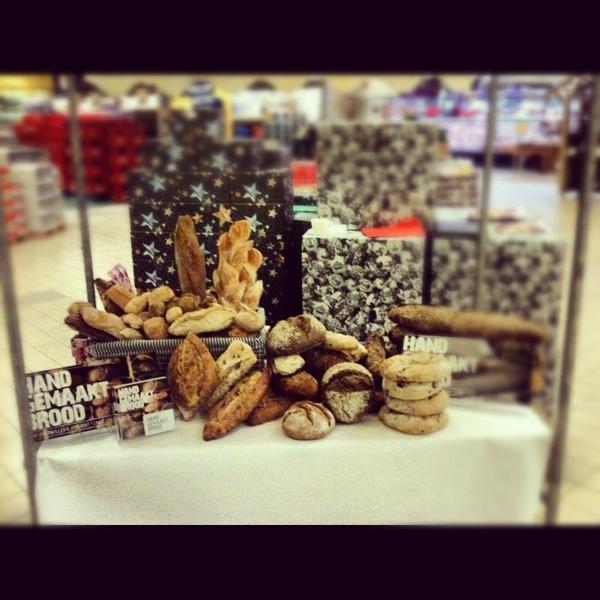 hndgemaaktbrood's tweet photo. En vandaag staat @hndgemaaktbrood met een demo bij @HANOSISPC in #Nijmegen... De verkoop van losse broden gaat super! http://t.co/4PsSdN8n