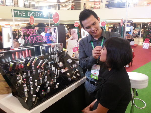 thebodyshopindo's tweet image. Punya acara spesial weekend ini? Bs minta FREE make-over di #GreenFair dengan our top make-up artists ;)