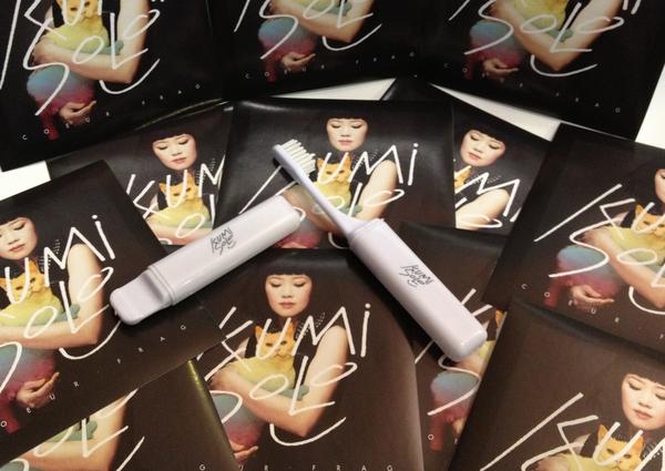 ParlophoneFR's tweet photo. N'oubliez plus votre brosse à dents avec @kumisolo ! RT ce post et tentez de gagner la votre &amp; des stickers ! #noelEMI http://t.co/OAm22SH0