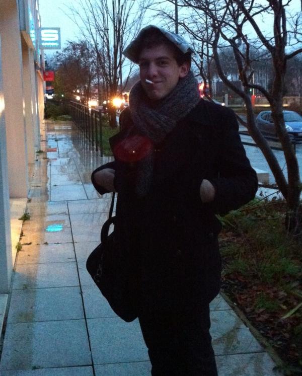 PachoPyl's tweet image. Nouvelle mode pour l'hiver  :  Le Chapeau Journal  ! #AntiPluie @PaulPirot