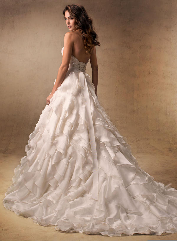 Dress of the week is Maggie Sottero.
weddingdayfantasy.com