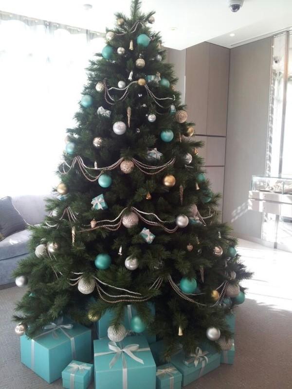 cahnr's tweet photo. Christmas tree @TiffanyAndCo store #Beirut http://t.co/teKnhUmq