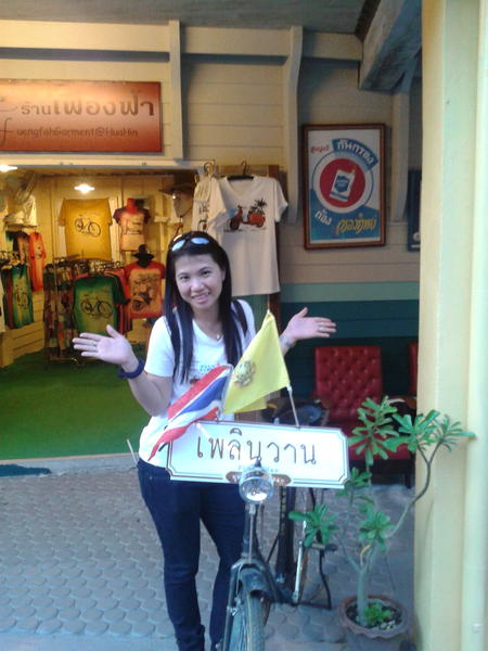 kwanasaka's tweet photo. วันชิวๆๆ ณ เพลินวาน @tri333 @nuisaran @kopdonluedee @maewkatinan #ssopr http://t.co/psgJ0SZw