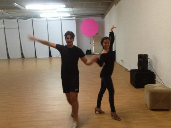 LAURAGII's tweet photo. Saludos a todos... Estamos ensayando .. "USA baila por el Teleton "... Aquí con mi pareja de baile @maxi-iglesias  !!! http://t.co/2JHzCedC
