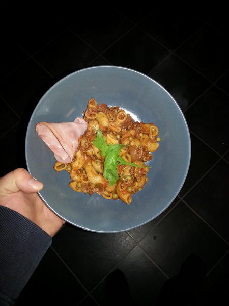 Micha_de_Jong's tweet photo. Pipe pasta met zelfgemaakte sauce uit o.a. 3 vleestomaten, rundergehakt, paprika, uitje en 2 garlicteens.... en sambal http://t.co/I4WcfQ00