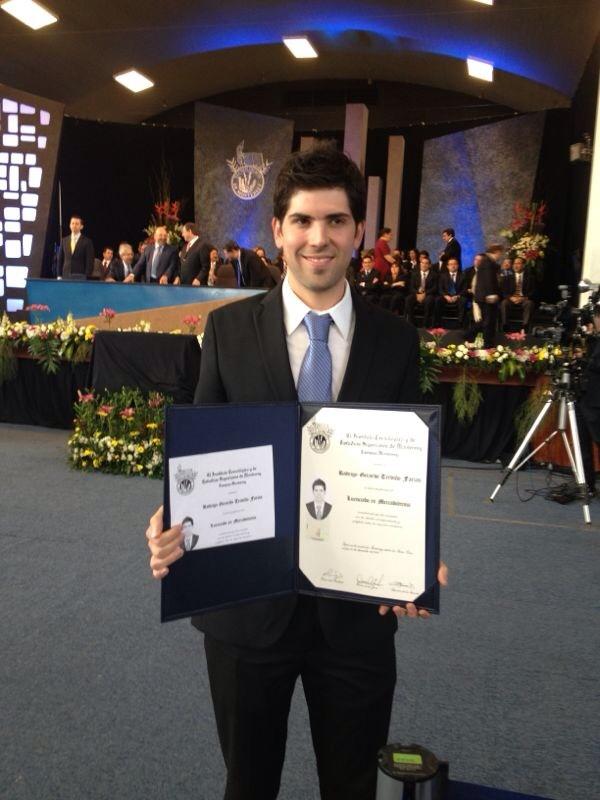 rodrigotf's tweet photo. Ahora si, Licenciado Rodrigo Treviño http://t.co/6WEu32YM