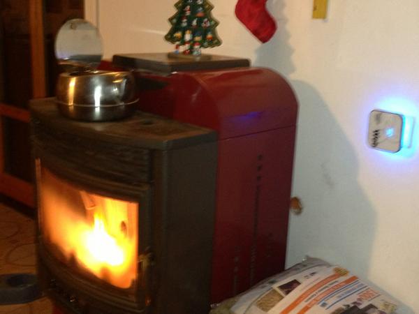 LeylaMayfair's tweet image. @Tre_It @VincenzoNovari #WebCube  fuori non nevica ma fa freddo...stufa e connessione wi fi....Spettacolo!!!