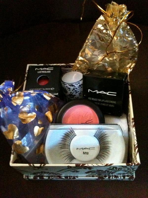 SalonMegan's tweet photo. Holiday baskets are still available! http://t.co/SL2VlaNa