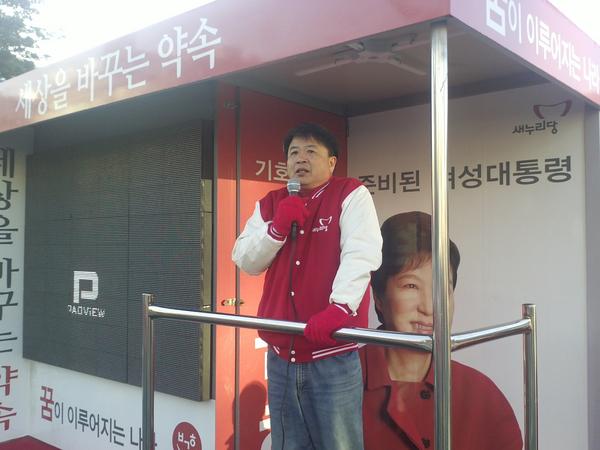 ays7492's tweet photo. 오늘도추운 날씨에 불구하고 후보님 위해서 밤낮으로 뛰시는 아산에 당협위원장님 이런분이계시기에 후보님 승리^^!! http://t.co/A1mNArmC