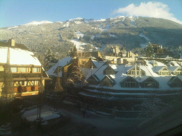 HelenaHunt's tweet photo. Beautiful sunny Whistler #sicklife http://t.co/0swTU5fw