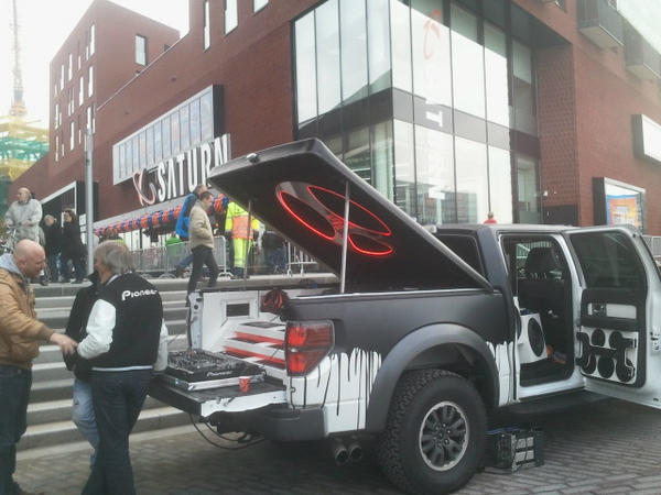MediaMarktHHW's tweet photo. nog een paar nachtjes slapen en dan kun je bij ons mixen,draaien en scratchen @pioneerbenelux @djsmox #heerhugowaard http://t.co/lZ0ZIaeJ