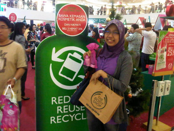thebodyshopindo's tweet image. RT @chekaputri Thank you (˘⌣˘)ε˘`)  "TheBodyShopIndo: chekaputri twitpic foto kamu di #GreenFair dpt free gift :)"